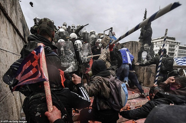 Người biểu tình đụng độ với cảnh sát chống bạo động gần Quốc hội Hy Lạp ở Athens vào ngày 20 tháng 1 Người biểu tình đụng độ với cảnh sát chống bạo động gần Quốc hội Hy Lạp ở Athens vào ngày 20 tháng 1
