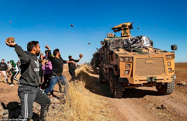 Người biểu tình người Kurd ném đá vào một chiếc xe quân sự của Thổ Nhĩ Kỳ vào ngày 8 tháng 11 trong một cuộc tuần tra chung giữa Thổ Nhĩ Kỳ và Nga gần thị trấn Al-Muabbadah ở phía đông bắc Hassakah trên biên giới Syria với Thổ Nhĩ Kỳ. Người biểu tình người Kurd ném đá vào một chiếc xe quân sự của Thổ Nhĩ Kỳ vào ngày 8 tháng 11 trong một cuộc tuần tra chung giữa Thổ Nhĩ Kỳ và Nga gần thị trấn Al-Muabbadah ở phía đông bắc Hassakah trên biên giới Syria với Thổ Nhĩ Kỳ.