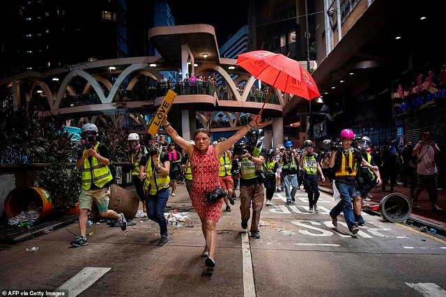 Một người phụ nữ cầm ô và biển số xe có chữ "tình yêu", trong cuộc biểu tình ở quận Causeway Bay của Hồng Kông vào ngày 1 tháng 10 Một người phụ nữ cầm ô và biển số xe có chữ "tình yêu", trong cuộc biểu tình ở quận Causeway Bay của Hồng Kông vào ngày 1 tháng 10
