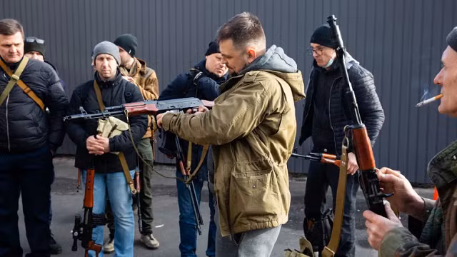 Các thành viên của Lực lượng Phòng vệ Lãnh thổ của Ukraine nhận vũ khí.