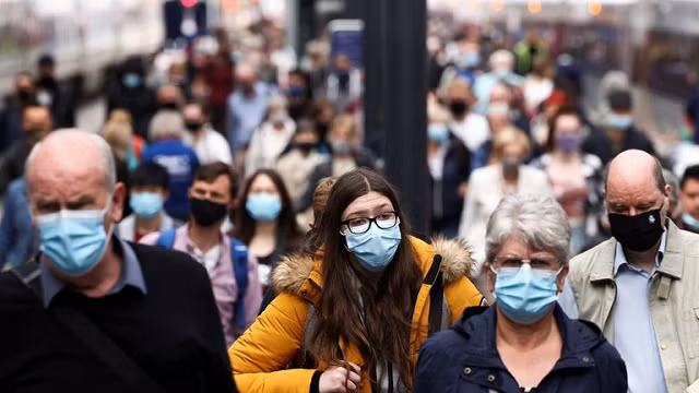 Người dân Anh đeo khẩu trang chống dịch.