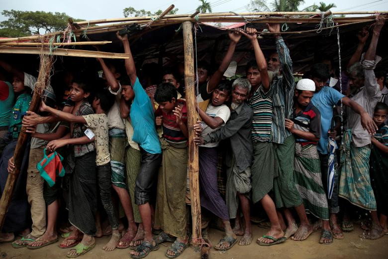 Người tị nạn Rohingya xếp hàng để nhận chăn dưới trời mưa lớn ở Bangladesh