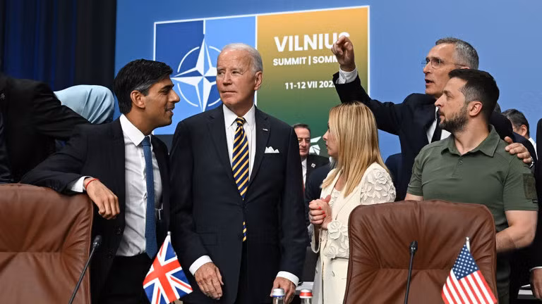 Thủ tướng Anh Rishi Sunak, Tổng thống Hoa Kỳ Joe Biden, Thủ tướng Ý Giorgia Meloni, Tổng thư ký NATO Jens Stoltenberg và Tổng thống Ukraine Vladimir Zelensky tại Vilnius, Litva, ngày 12/7/2023. (Ảnh: Paul Ellis - Pool/Getty Images)