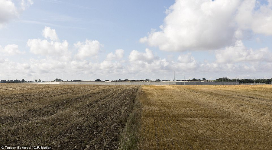 Bao quanh nhà tù là cánh đồng của vùng nông thôn