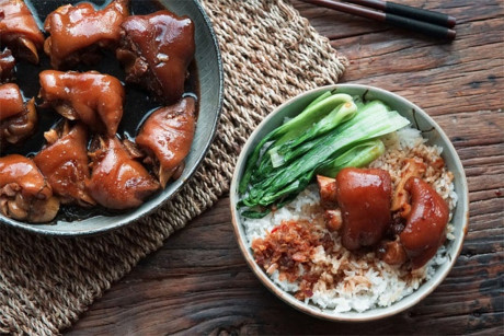 Tự làm chân giò hầm bằng nồi cơm điện cực đơn giản - Ảnh 1 Tu lam chan gio ham bang noi com dien cuc don gian - Anh 1