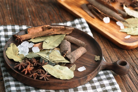 Tự làm chân giò hầm bằng nồi cơm điện cực đơn giản - Ảnh 5 Tu lam chan gio ham bang noi com dien cuc don gian - Anh 5