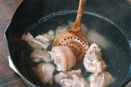 Tự làm chân giò hầm bằng nồi cơm điện cực đơn giản - Ảnh 6 Tu lam chan gio ham bang noi com dien cuc don gian - Anh 6