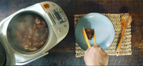 Tự làm chân giò hầm bằng nồi cơm điện cực đơn giản - Ảnh 12 Tu lam chan gio ham bang noi com dien cuc don gian - Anh 12