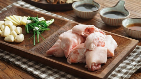 Tự làm chân giò hầm bằng nồi cơm điện cực đơn giản - Ảnh 4 Tu lam chan gio ham bang noi com dien cuc don gian - Anh 4