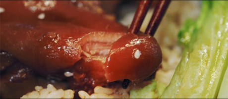 Tự làm chân giò hầm bằng nồi cơm điện cực đơn giản - Ảnh 2 Tu lam chan gio ham bang noi com dien cuc don gian - Anh 2