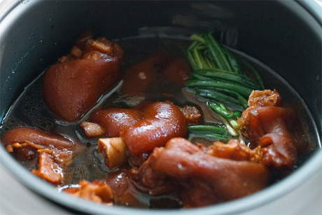 Tự làm chân giò hầm bằng nồi cơm điện cực đơn giản - Ảnh 10 Tu lam chan gio ham bang noi com dien cuc don gian - Anh 10