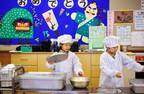 Vì sao người Nhật cho con 6 tuổi tự đi tàu đến trường? - Ảnh 2 Vi sao nguoi Nhat cho con 6 tuoi tu di tau den truong? - Anh 2