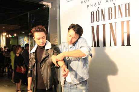 Hòa Minzy, Rocker Nguyễn sánh đôi đến mừng Phạm Anh Duy - Ảnh 7 Hoa Minzy, Rocker Nguyen sanh doi den mung Pham Anh Duy - Anh 7