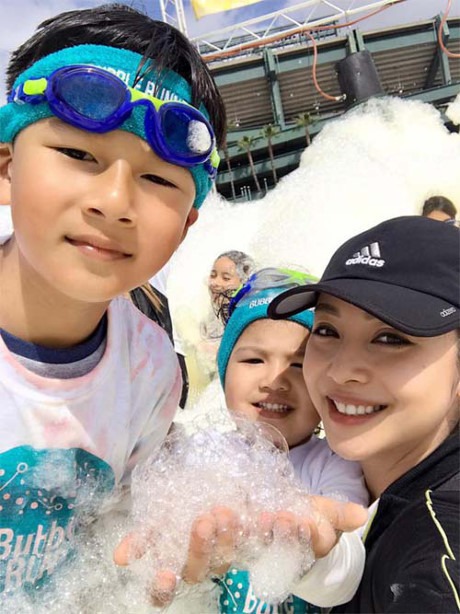 Sao Việt 24h qua: Hai con Jennifer Phạm đáng yêu khi đùa nghịch với bong bóng bên mẹ - Ảnh 1 Sao Viet 24h qua: Hai con Jennifer Pham dang yeu khi dua nghich voi bong bong ben me - Anh 1