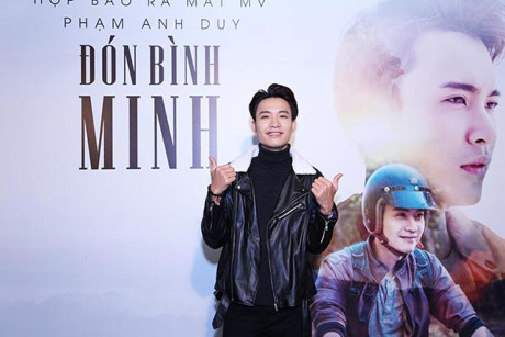 Hòa Minzy, Rocker Nguyễn sánh đôi đến mừng Phạm Anh Duy - Ảnh 1 Hoa Minzy, Rocker Nguyen sanh doi den mung Pham Anh Duy - Anh 1