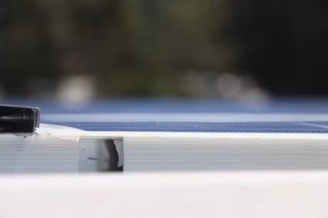 Khoi luong pin nang luong mat troi moi nhe bang 80% pin truyen thong - Anh 2