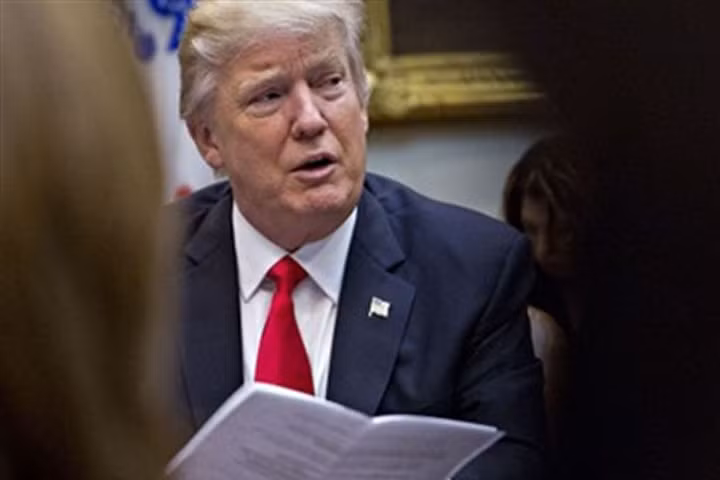 Hàng trăm nhà ngoại giao Mỹ ký văn bản phản đối Trump