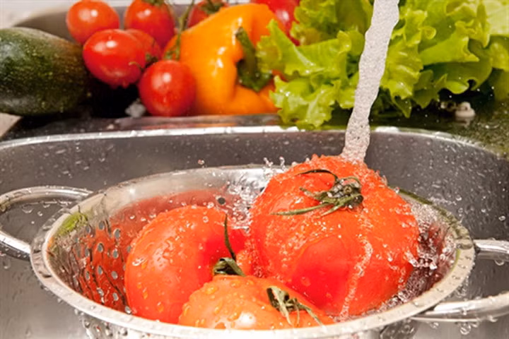 6 mẹo "rửa rau đúng" giúp bạn đánh bật thuốc trừ sâu ra khỏi thực phẩm