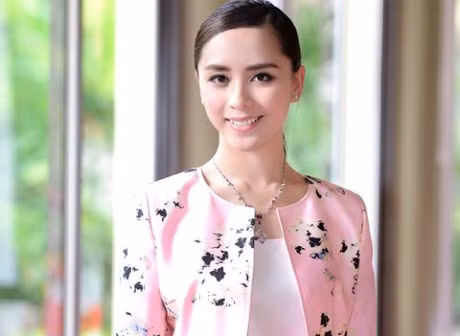 A hau Duong Truong Thien Ly: Binh yen khi duoc lam me - Anh 2