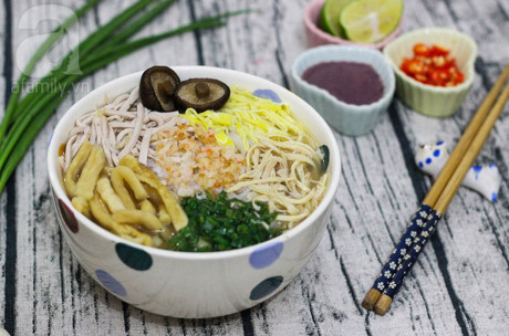 Dau nam vao bep nau bun thang cho 1 nam thang tien - Anh 1