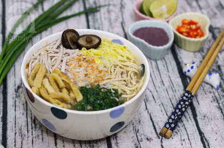 Dau nam vao bep nau bun thang cho 1 nam thang tien - Anh 1