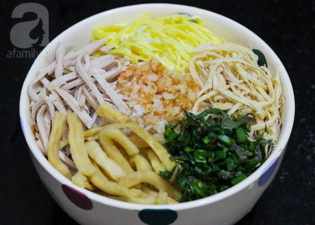 Dau nam vao bep nau bun thang cho 1 nam thang tien - Anh 13