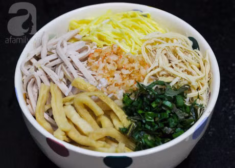 Dau nam vao bep nau bun thang cho 1 nam thang tien - Anh 13