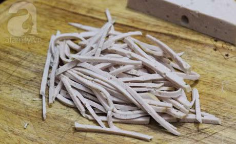 Dau nam vao bep nau bun thang cho 1 nam thang tien - Anh 11