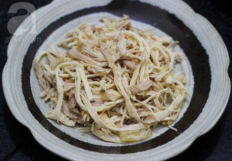 Dau nam vao bep nau bun thang cho 1 nam thang tien - Anh 4