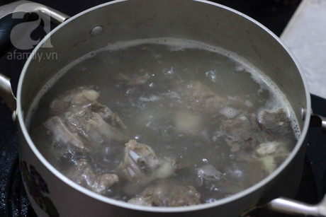 Dau nam vao bep nau bun thang cho 1 nam thang tien - Anh 5