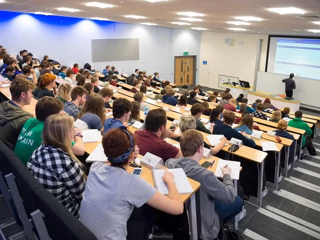 SV Pháp trên giảng đường.