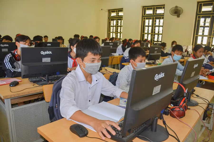 Học sinh Trường Tiểu học - THCS Pom Lót, huyện Điện Biên thực hành môn Tin học.