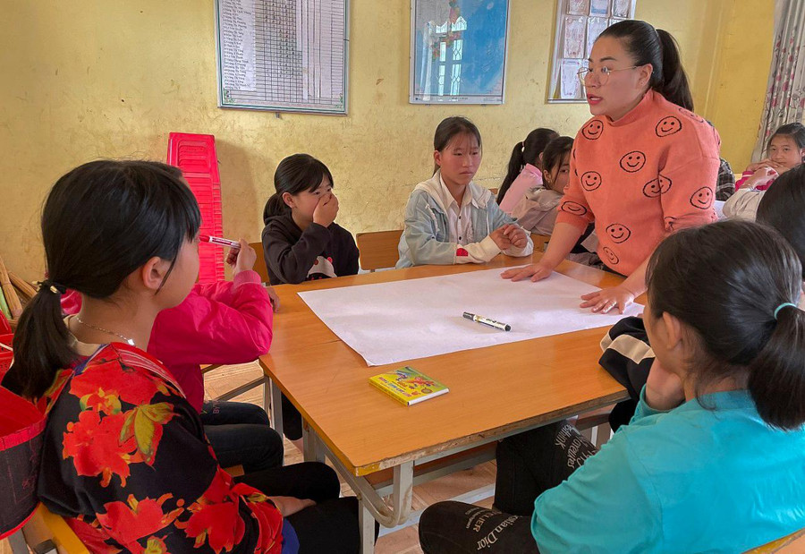 Một giờ học của cô và trò Trường PTDTBT Tiểu học Ta Ma, huyện Tuần Giáo. Một giờ học của cô và trò Trường PTDTBT Tiểu học Ta Ma, huyện Tuần Giáo.