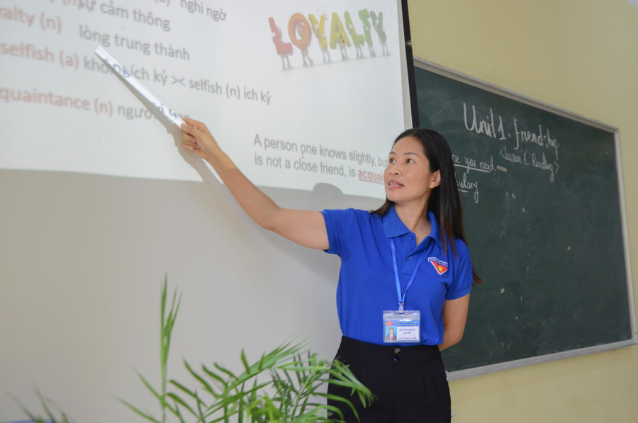 Tình trạng thiếu giáo viên, đặc biệt là bộ môn chuyên khiến việc triển khai dạy học theo Chương trình mới gặp nhiều khó khăn. Tình trạng thiếu giáo viên, đặc biệt là bộ môn chuyên khiến việc triển khai dạy học theo Chương trình mới gặp nhiều khó khăn.