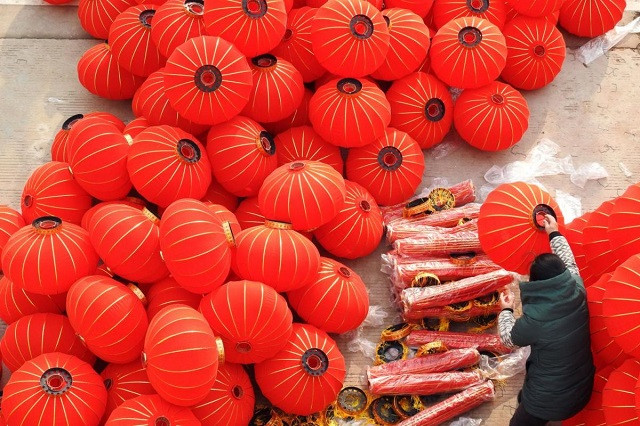 Một công nhân làm đèn lồng đỏ tại xưởng ở Lianyungang, tỉnh Giang Tô, Trung Quốc Một công nhân làm đèn lồng đỏ tại xưởng ở Lianyungang, tỉnh Giang Tô, Trung Quốc