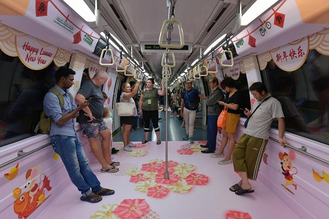 Tàu chở khách ở Singapore được trang trí đón năm mới Tàu chở khách ở Singapore được trang trí đón năm mới