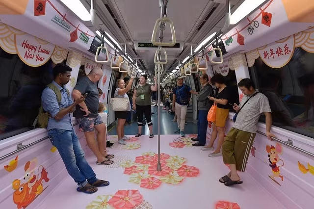 Tàu chở khách ở Singapore được trang trí đón năm mới Tàu chở khách ở Singapore được trang trí đón năm mới