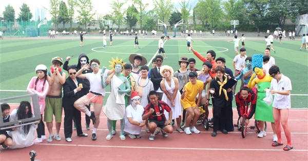 Teen Hàn đón lễ tốt nghiệp theo phong cách Cosplay