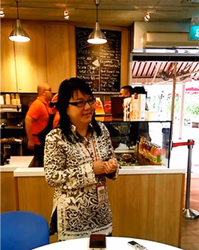 Carol Pillai - Trưởng khoa quản trị du lịch và nhà hàng khách sạn tại MDIS cho biết, việc đưa mô hình nhà hàng vào khoa là cách giúp các sinh viên nắm một cách sâu sắc nhất bài học của mình. Ảnh: Hải Duyên.