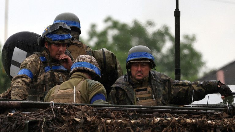 Quân đội Ukraine lái xe bọc thép chở quân. (Ảnh: Anatolii Stepanov / AFP)