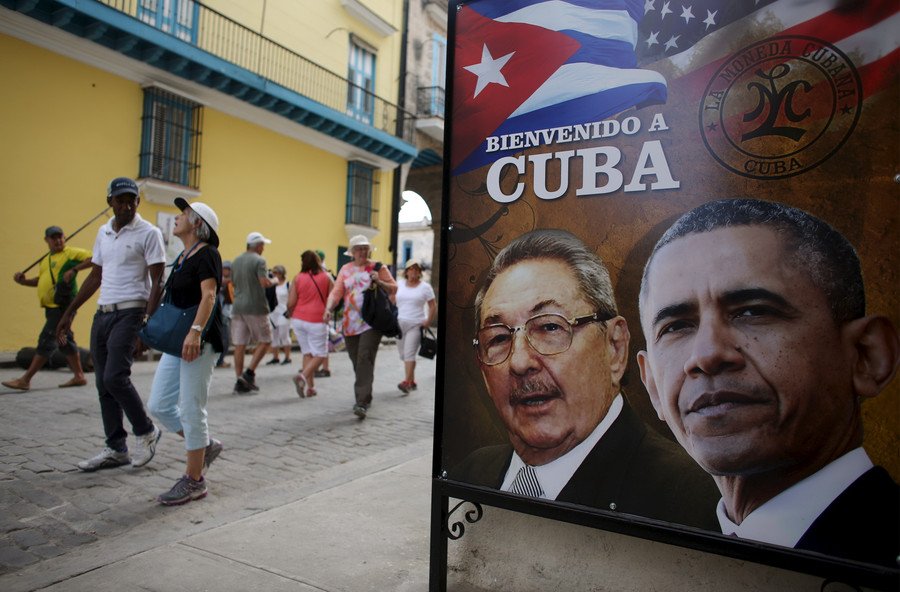Ảnh Chủ tịch Cuba Raul Castro và Tổng thống Mỹ Barack Obama bên ngoài một cửa hàng ở La Havana Ảnh: Reuters