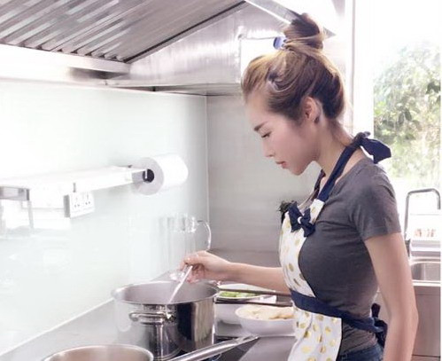 Elly Trần trổ tài vào bếp khiến fan thán phục