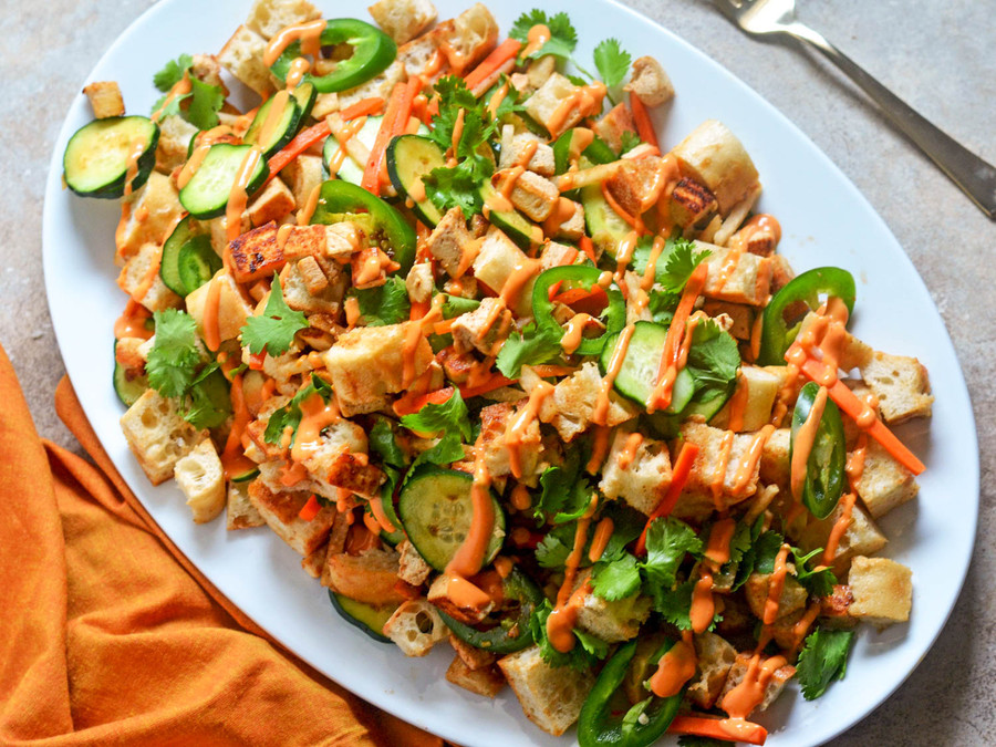 Salad đậu phụ kiểu Italy: Đây là sự kết hợp sáng tạo giữa vị của bánh mỳ và salad panzanella kiểu Italy bao gồm rau quả tươi đậu ướp xả, nước xốt với vị cay, mặn, ngọt. Ảnh: Morgan Eisenberg. Salad đậu phụ kiểu Italy: Đây là sự kết hợp sáng tạo giữa vị của bánh mỳ và salad panzanella kiểu Italy bao gồm rau quả tươi đậu ướp xả, nước xốt với vị cay, mặn, ngọt. Ảnh: Morgan Eisenberg.