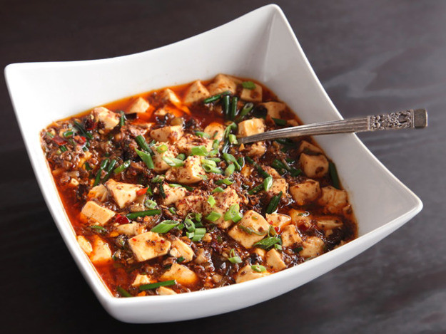 Đậu phụ xốt Tứ Xuyên: Đây còn được biết là món đậu phụ xào thịt Mapo Tofu, bao gồm đậu phụ, gia vị khác nhau, dầu ăn, nước dùng (có thể thay nước hầm thịt bằng nước đậu nành và nấm), và thịt bò (có thể thay bằng nấm tươi hoặc nấm khô). Ảnh: J. Kenji López-Alt. Đậu phụ xốt Tứ Xuyên: Đây còn được biết là món đậu phụ xào thịt Mapo Tofu, bao gồm đậu phụ, gia vị khác nhau, dầu ăn, nước dùng (có thể thay nước hầm thịt bằng nước đậu nành và nấm), và thịt bò (có thể thay bằng nấm tươi hoặc nấm khô). Ảnh: J. Kenji López-Alt.