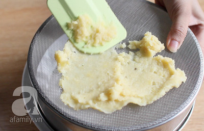 Sau khi thu được bột đậu xanh đã tán nhuyễn. Sau khi thu được bột đậu xanh đã tán nhuyễn.