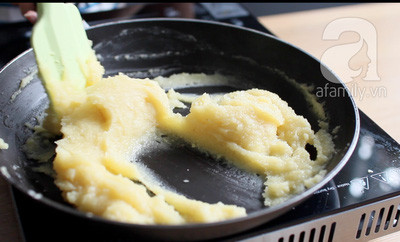 Sên đậu xanh với đường trong chảy chống dính, trên lửa nhỏ. Đảo liên tục để không bị cháy đến khi đậu xanh dẻo thành 1 khối là được. Thêm tinh dầu bưởi nếu bạn thích. Sên đậu xanh với đường trong chảy chống dính, trên lửa nhỏ. Đảo liên tục để không bị cháy đến khi đậu xanh dẻo thành 1 khối là được. Thêm tinh dầu bưởi nếu bạn thích.