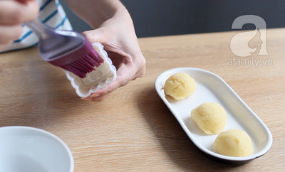 Để nguội và chia thành viên bằng nhau. Quết dầu chống dính khuôn nén. Để nguội và chia thành viên bằng nhau. Quết dầu chống dính khuôn nén.