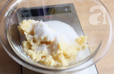 Đem cân và thêm đường, lượng đường bằng ½ khối lượng đậu xanh lúc này. Đem cân và thêm đường, lượng đường bằng ½ khối lượng đậu xanh lúc này.