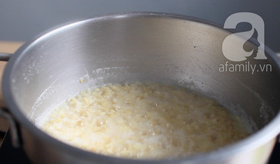 Vớt đậu ra và cho vào nồi. Đổ nước xâm xấp mặt đậu, đun trên lửa nhỏ. Thỉnh thoảng xới đậu để tránh đậu dính vào đáy nồi dễ bị cháy. Vớt đậu ra và cho vào nồi. Đổ nước xâm xấp mặt đậu, đun trên lửa nhỏ. Thỉnh thoảng xới đậu để tránh đậu dính vào đáy nồi dễ bị cháy.
