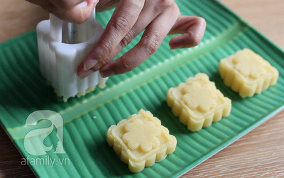 Cho viên đậu xanh vào khuôn, ấn đều tay và dứt khoát để hình bánh được sắc nét. Cho viên đậu xanh vào khuôn, ấn đều tay và dứt khoát để hình bánh được sắc nét.